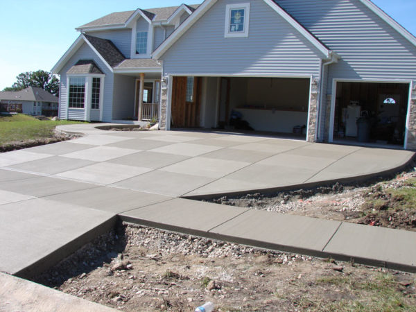 The Main Differences Between Asphalt And Concrete Driveways